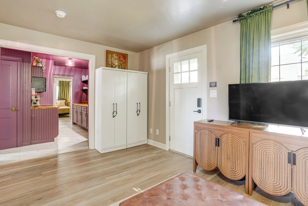 Fenced-in Yard: Home 7 Mi to Shenandoah Nat'l Park