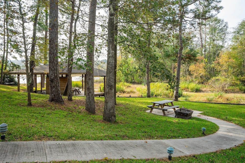 Wooded Lake Retreat 3 Bedroom Home