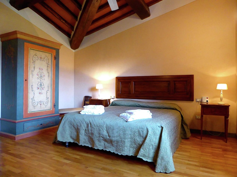 Holiday Home in Montecarelli With Pool photo 2