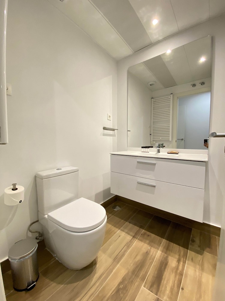 w Stylish 2BR w Sunny Terrace in Chueca