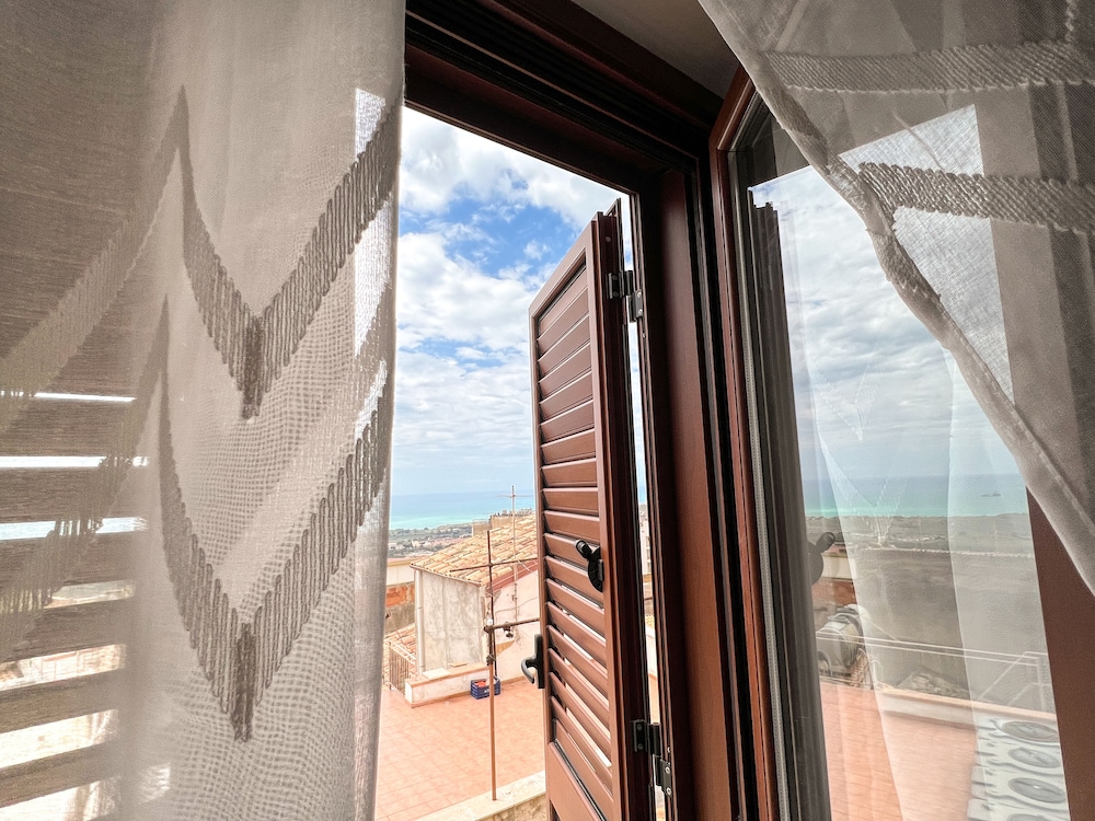 Hotel B&B Night and Day - Image 1