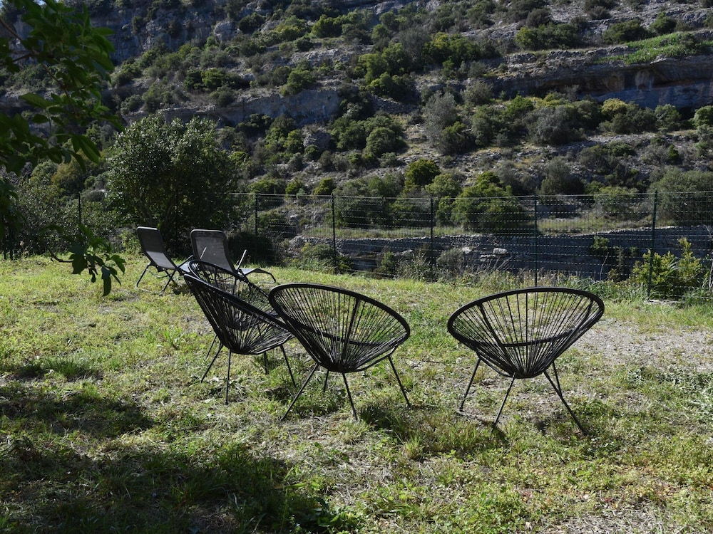 Cosy Holiday Home in Minerve With Garden