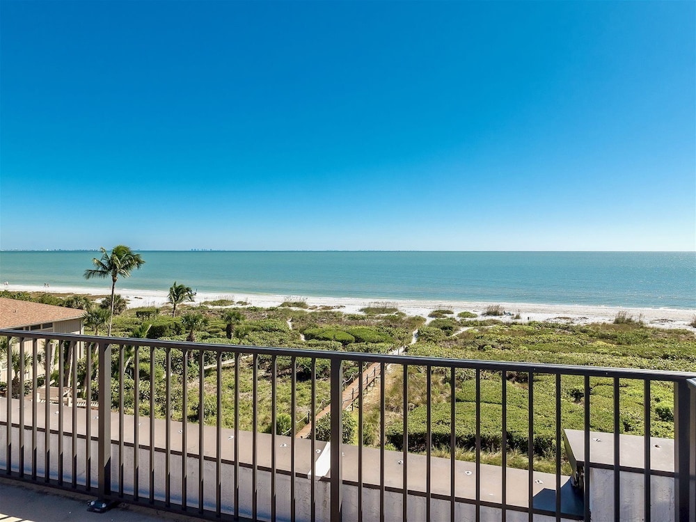 Shorewood Condos by Dream Vacation Rentals