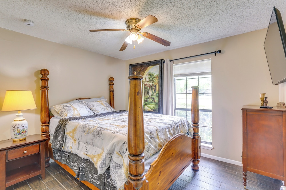 6 Mi to Ellen Trout Zoo: Family Home w/ Yard!