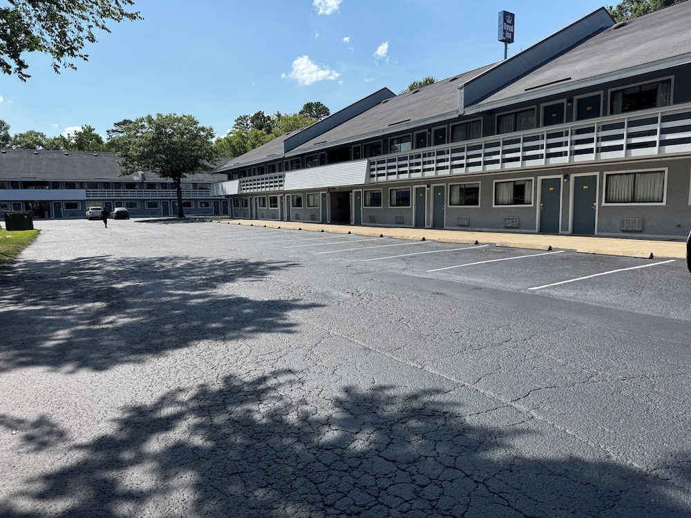 Days Inn by Wyndham Charlotte University 3