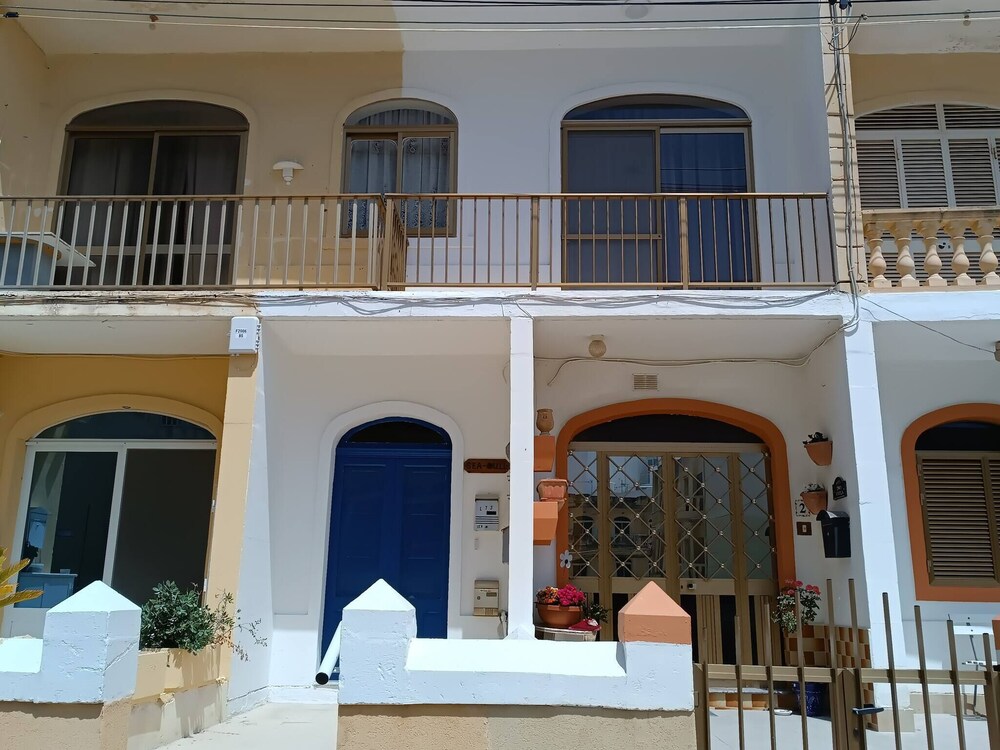 Seaside Stylish and Spacious 2-bedroom Apartment