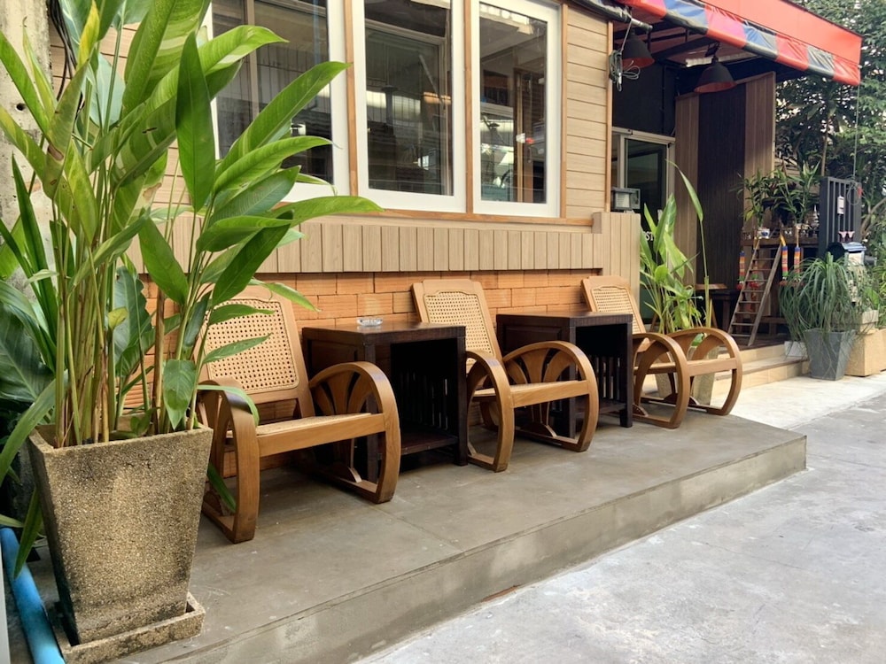 09 Hostel