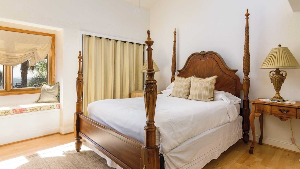 Resort-style Estate w/ Pool, Game Room & Tennis Court Near Wineries The Tennis Ranch by Avantstay