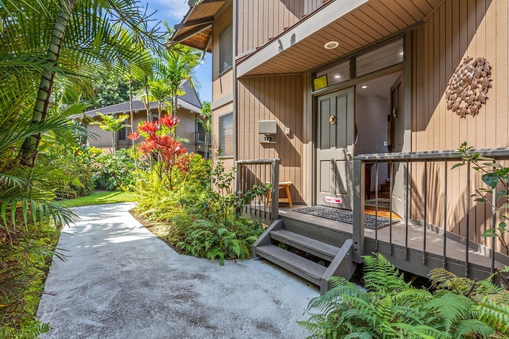 Air-conditioned Ocean Front Hawaii Townhome! - Sleeps 6 - Vrkcv