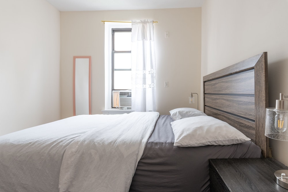 5 Bedroom 2 Bath Full Floor Midtown