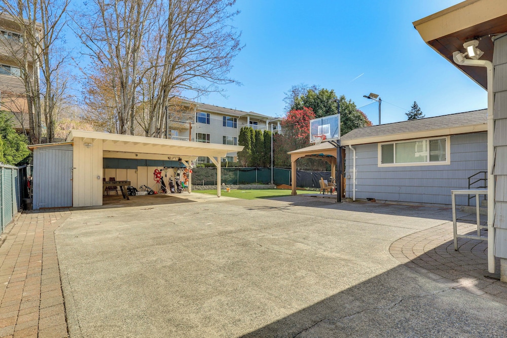 15 Mi to Dtwn Seattle! Home w/ Fun Outdoor Space