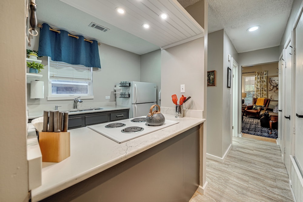 < 1 Mi to Dtwn Texarkana: Couple's Retreat w/ Yard
