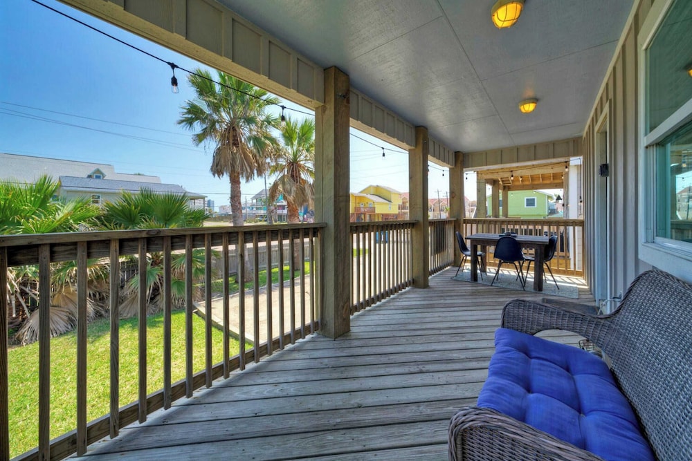 Dual Port A Cottages 2 Complete Homes Walk to the Beach + Patio Fully-equipped Kitchens
