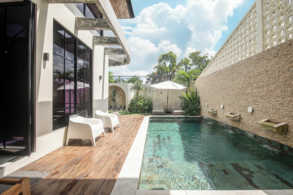 Chic 4-br Villa in Central Seminyak, Beach 5 Mins