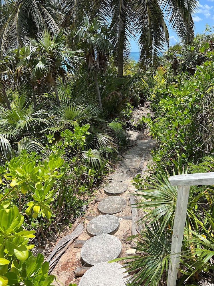 Hohum - Private Beachfront House On Exclusive Windermere 3 Bedroom Home