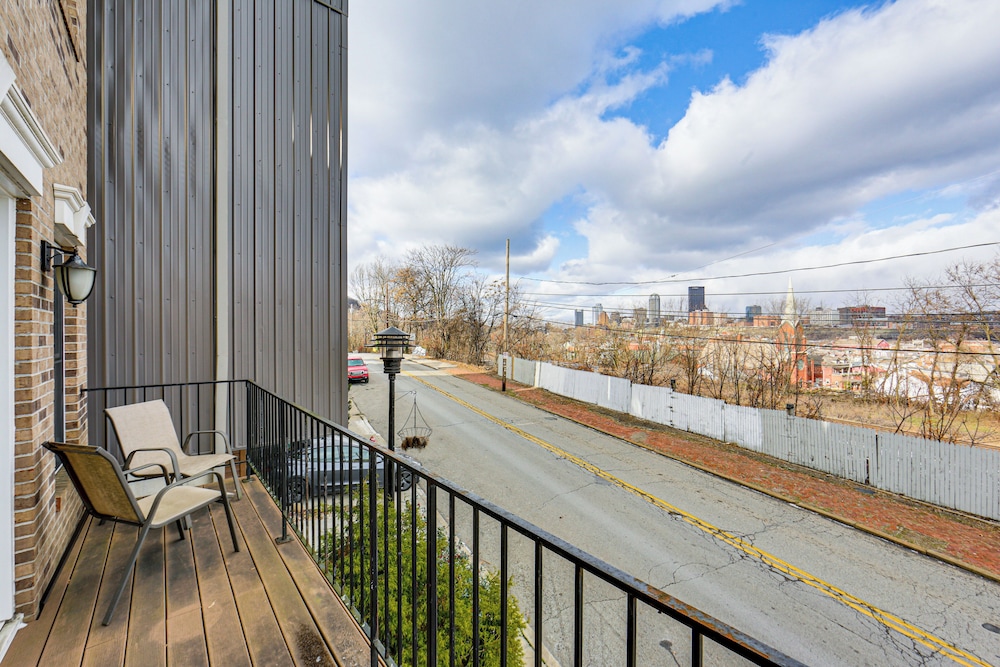 2 Mi to Market Sq! Row House w/ Dedicated Office