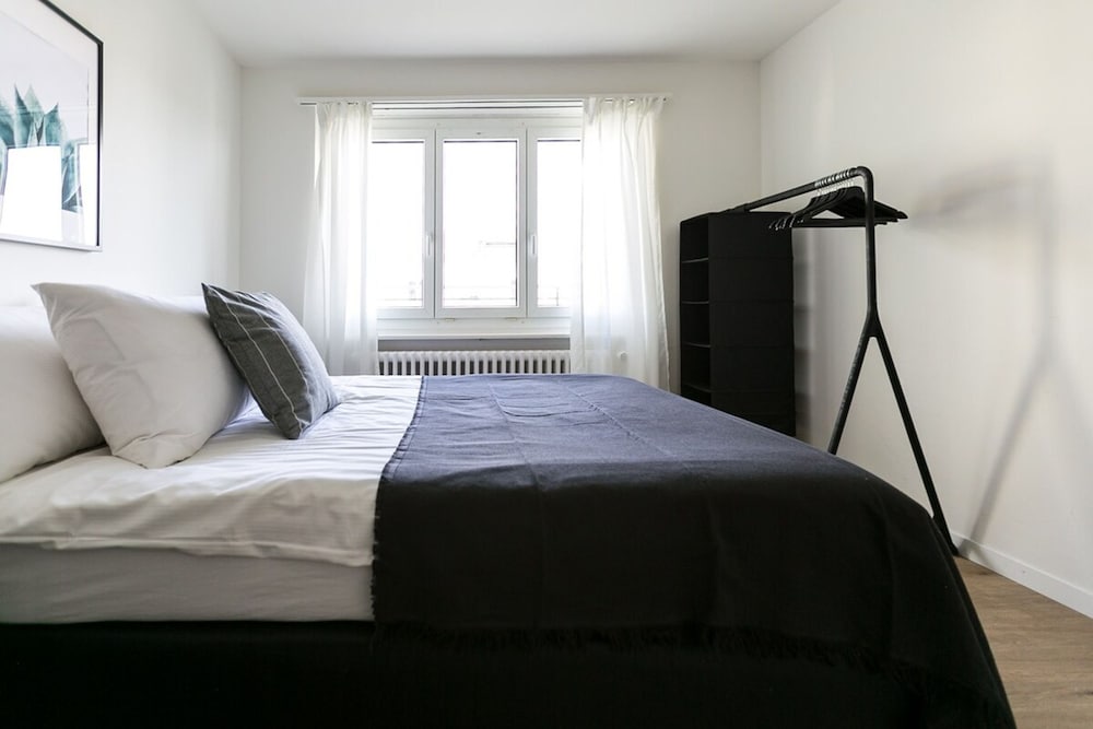 Modern Flat w Netflix Balcony top Location