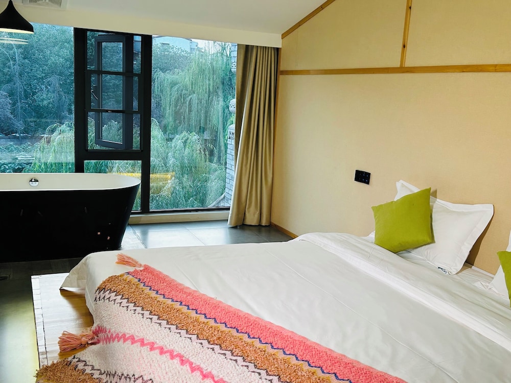 Qichi Waterfront B&B Hotel