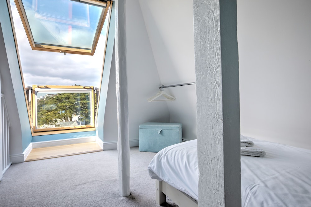 The Tower, 5 Corisande Manor