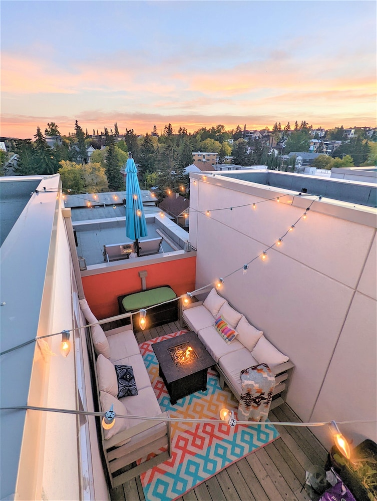 Monki Di Executive Suites - GLAS - Luxury Inner City Home 3 min to Downtown w Private Rooftop Patio Fireplace