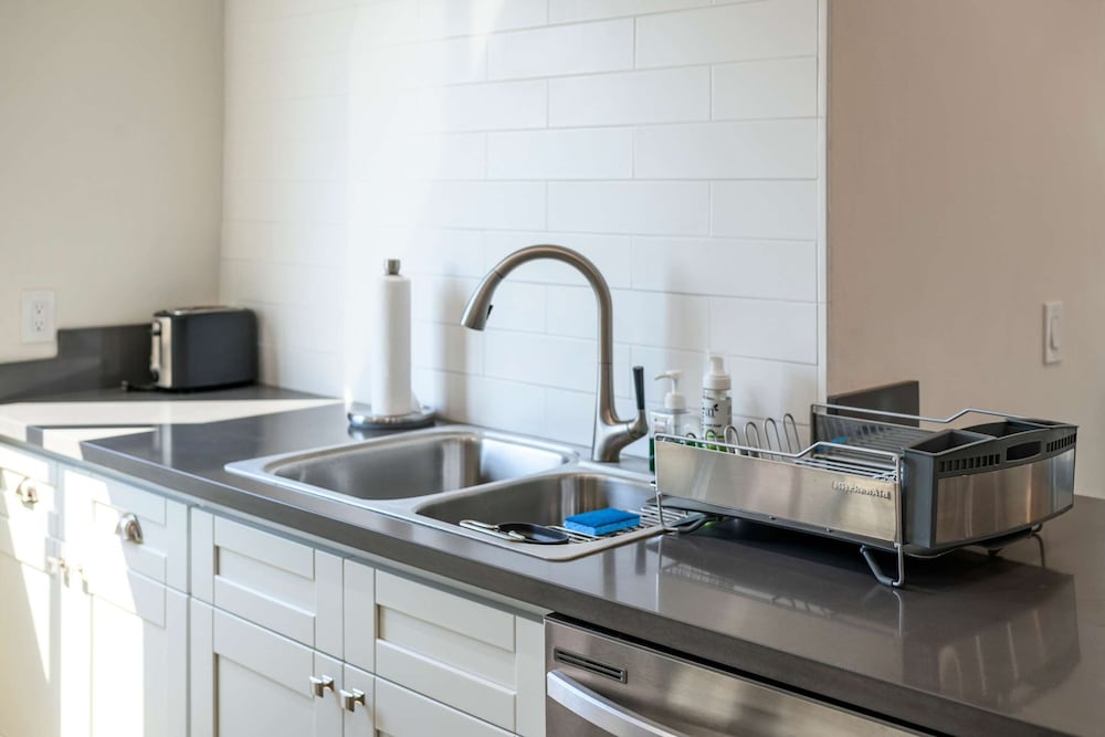 Foothills Oasis w Private Balcony Free Parking 3