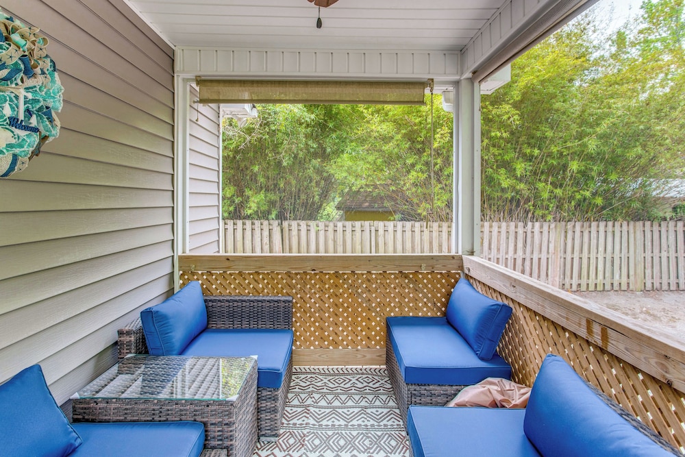 Little River Cottage with Deck