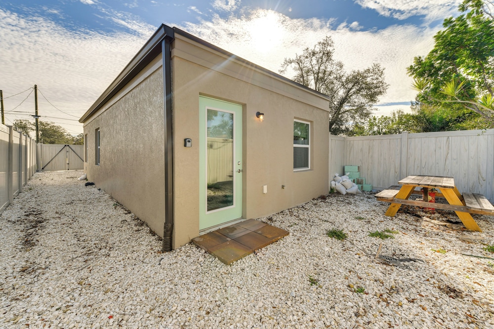 6 Mi to Dtwn: Sarasota Apt w/ Patio & Fire Pit