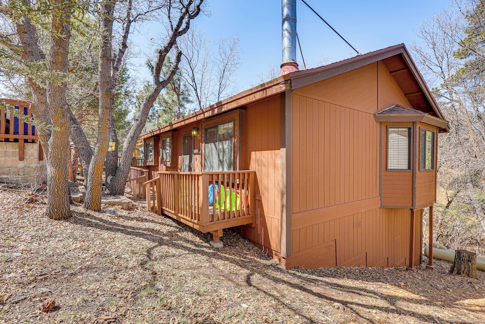 8 Mi to Big Bear Lake: Cabin w/ Deck & Fireplace