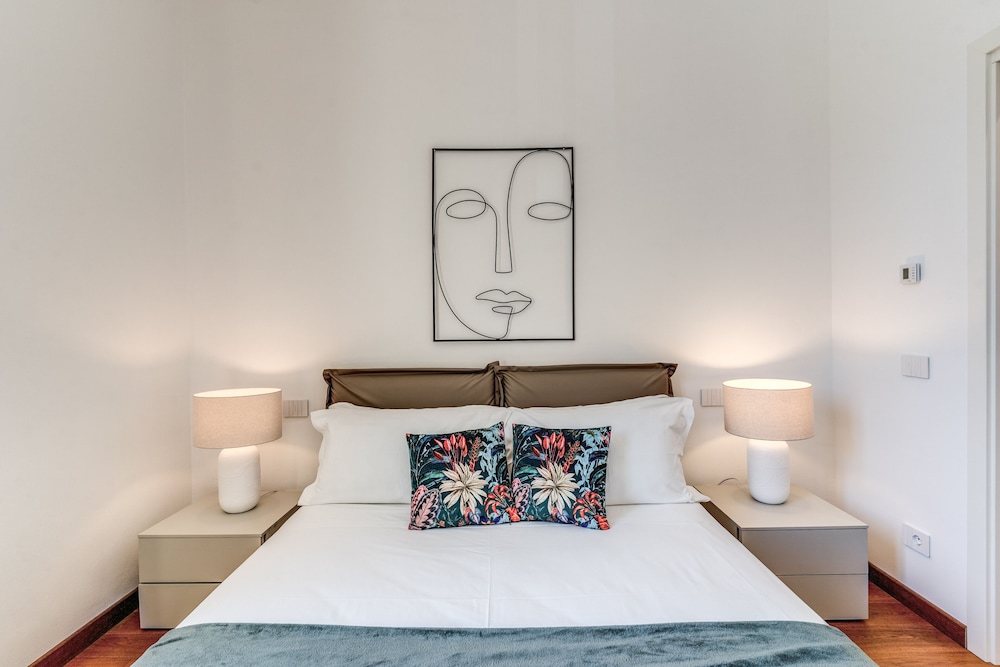 AwesHome Luxury Apartment view 5