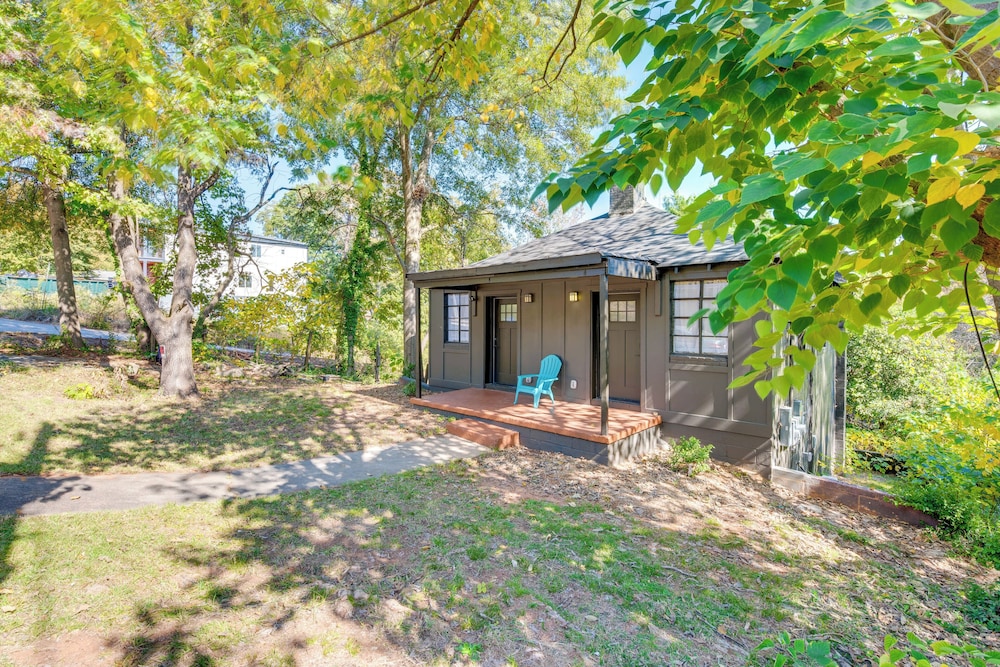 2 Mi to East Atlanta Village: Cozy Studio w/ Porch