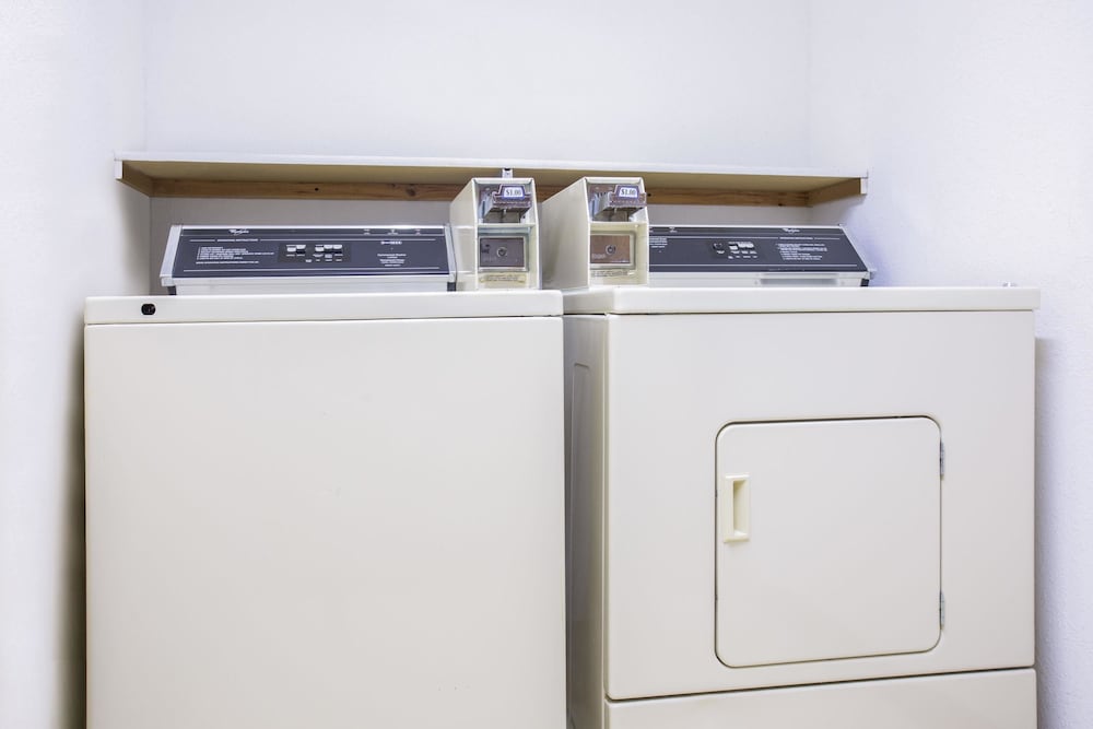 Super 8 by Wyndham Sweet Springs - Property Image 9