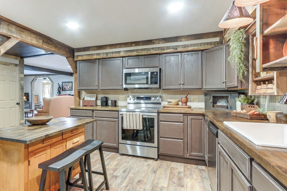 Historic Home w/ Mountain Views in Dry Run