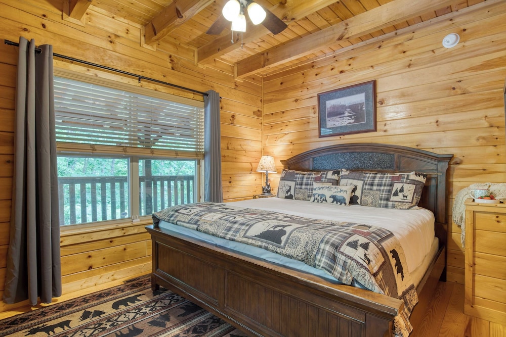 Triple Mountain View by Avantstay: Hot Tub, Game Room & Stunning Smoky Mountain Views