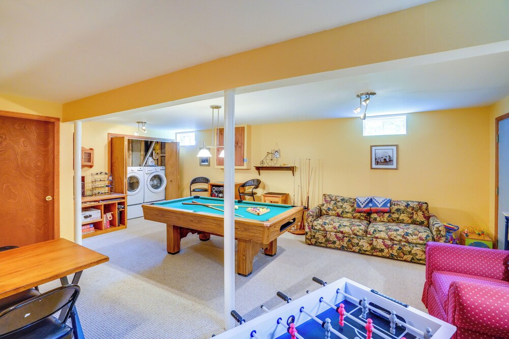 Game Room, Hot Tub! Year-round Dover Retreat