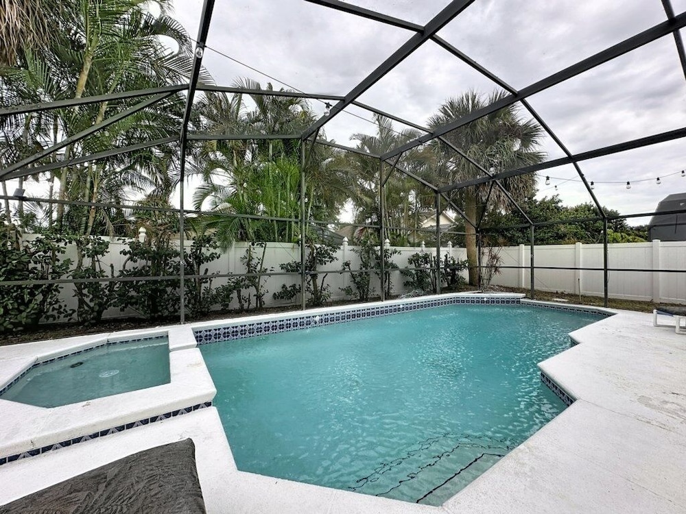Incredible 4 Bed Pool/spa Home, Minutes To Disney 4 Bedroom Villa