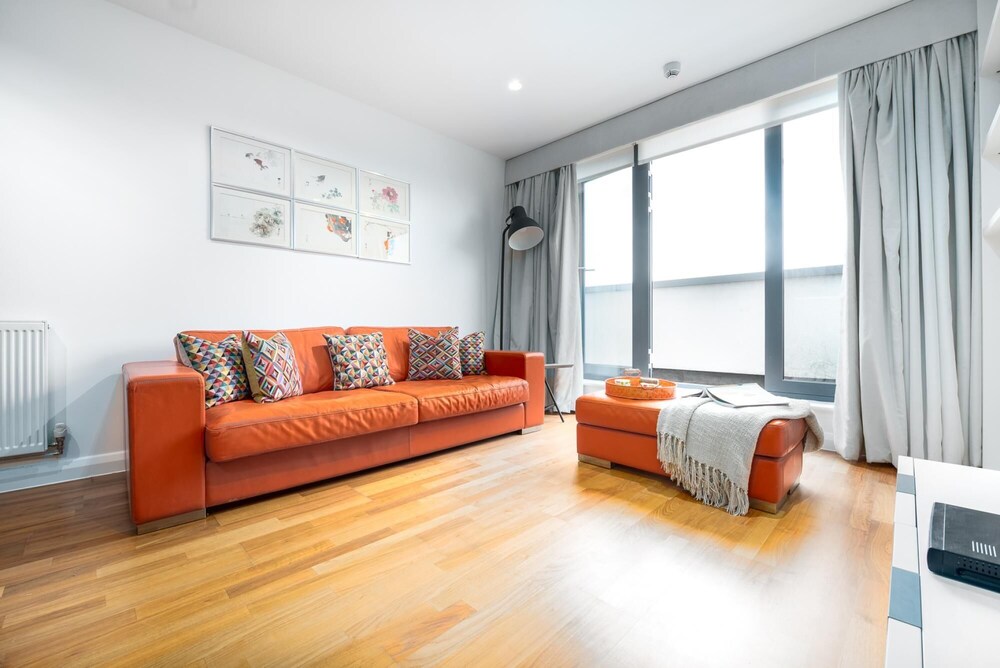 Two Bedroom Flat With Balcony in Central Wimbledon by Underthedoormat