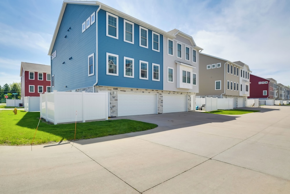 Near TBK Bank Sports Complex: Quad Cities Townhome