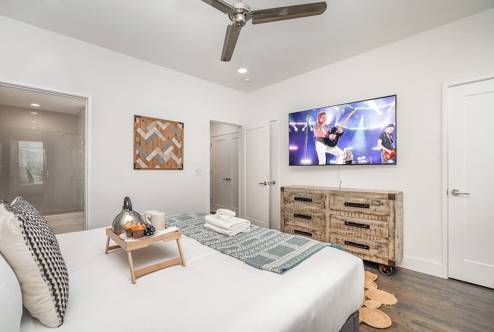 Jade - Private Patio and Balcony - Near Germantown