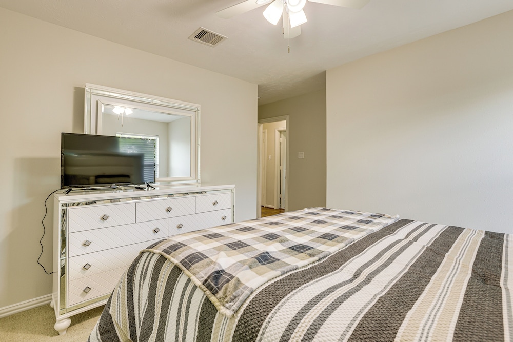 Group-ready Getaway in North Houston!