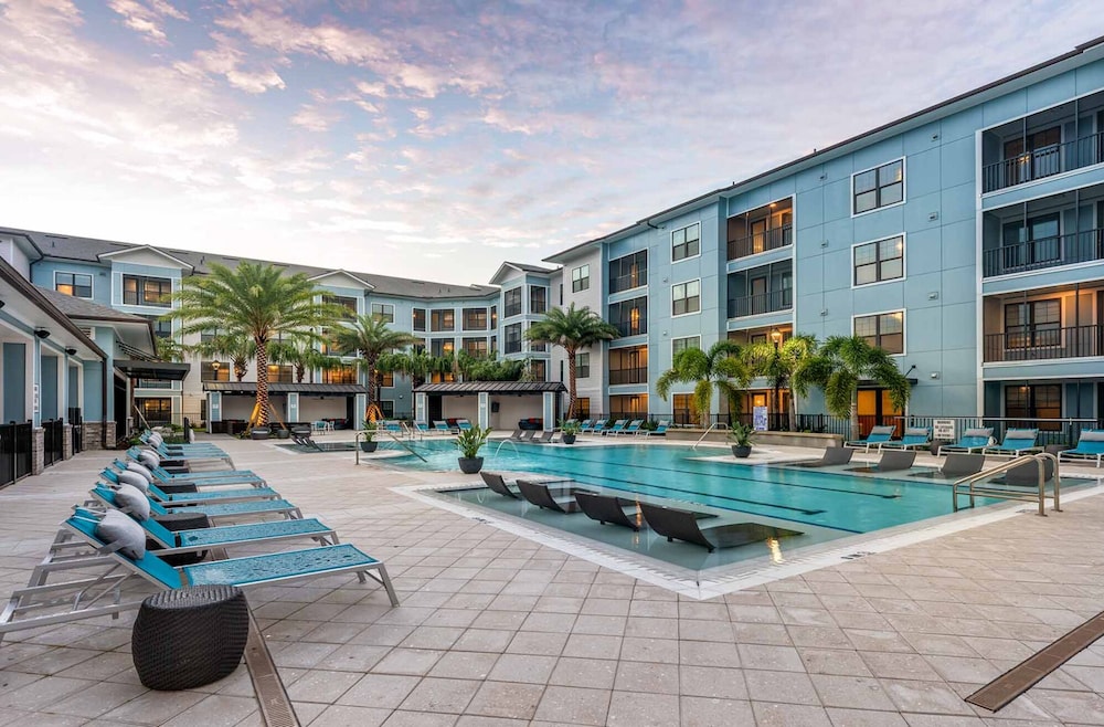 Monarch Apartments 15m to Parks, Pet Friendly, Free Parking by Heavenly Homes