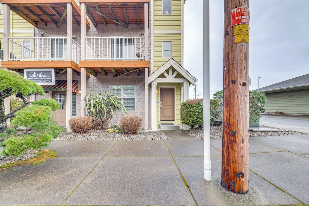 Walk to Lincoln City Beach: Townhome w/ Balconies!