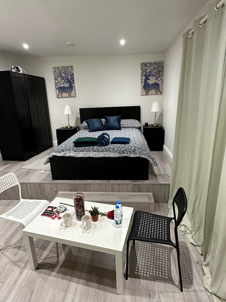 Studio Sleeps 3 - Outdoor Space - Pet Friendly