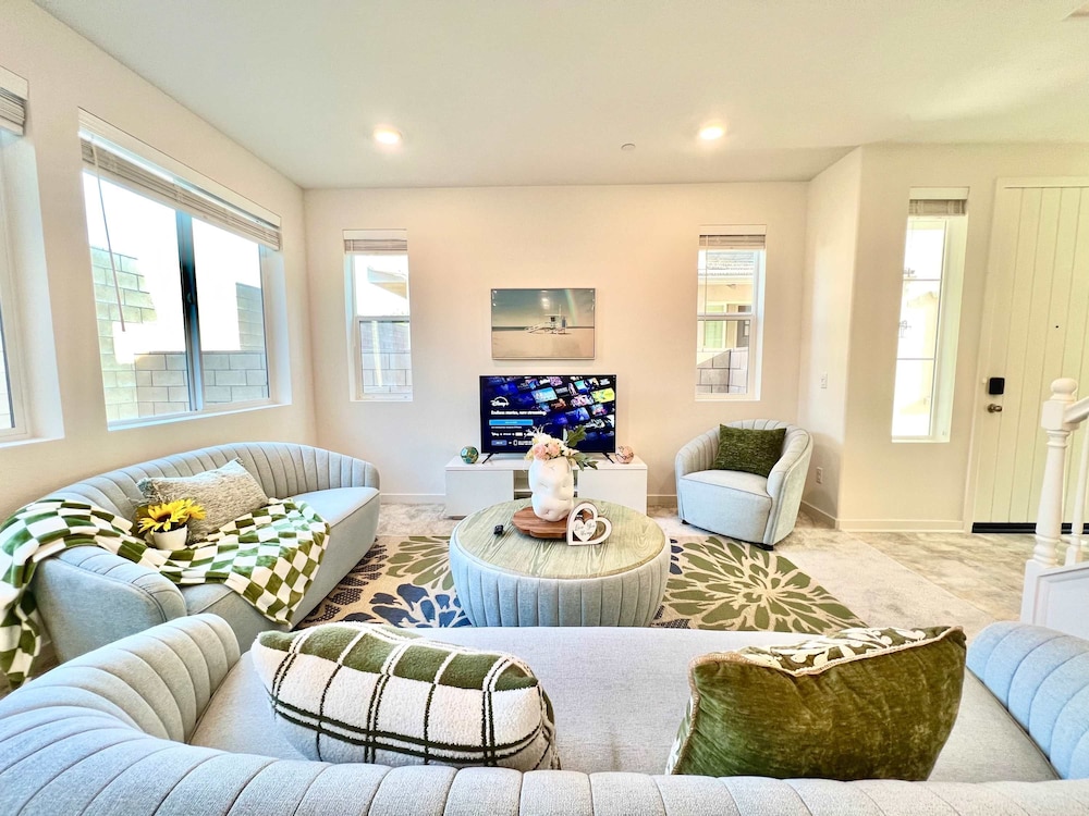 Sunny Stylish Near LA 4BR Home w Desks Lounge