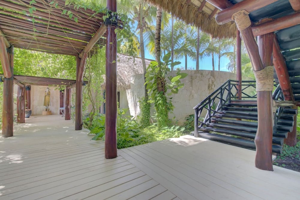 6 BR Beachfront Lush Oasis
