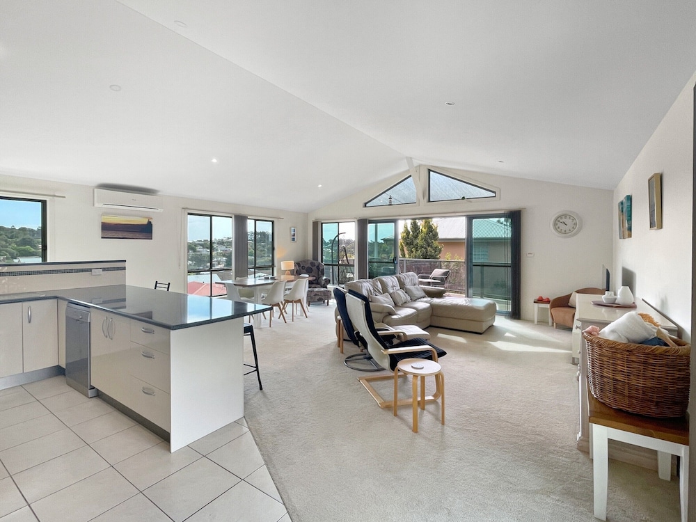 Beachside Retreat With Garage Parking