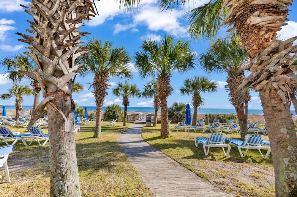 Boardwalk Resort by Hosteeva