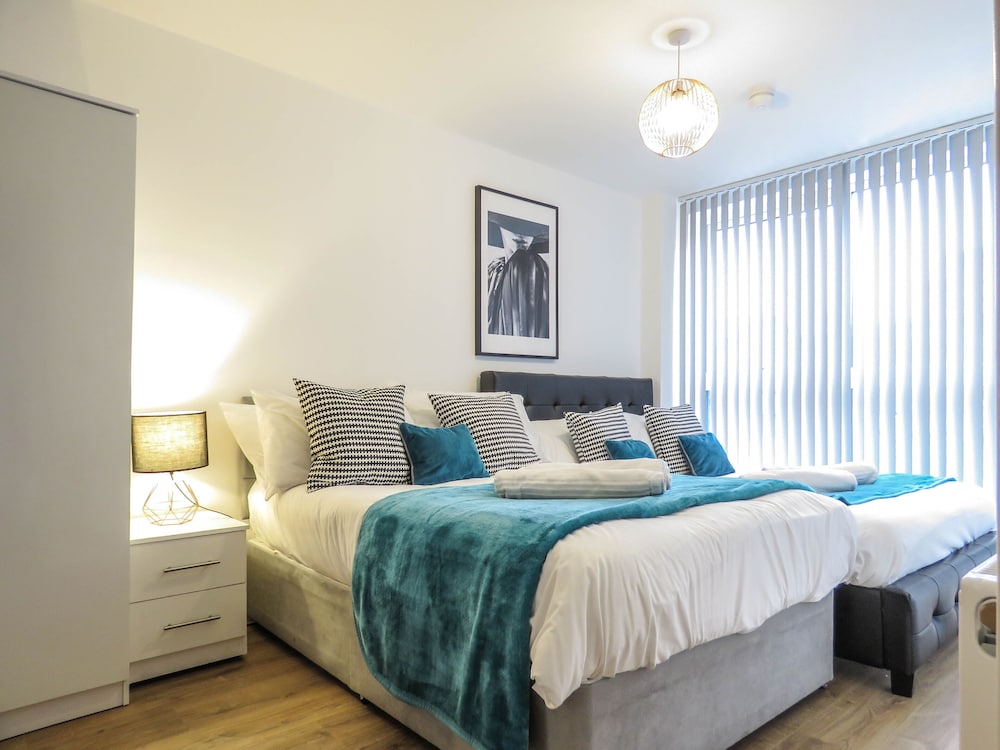 Tudors eSuites Birmingham Canalside with Gated Parking view 4