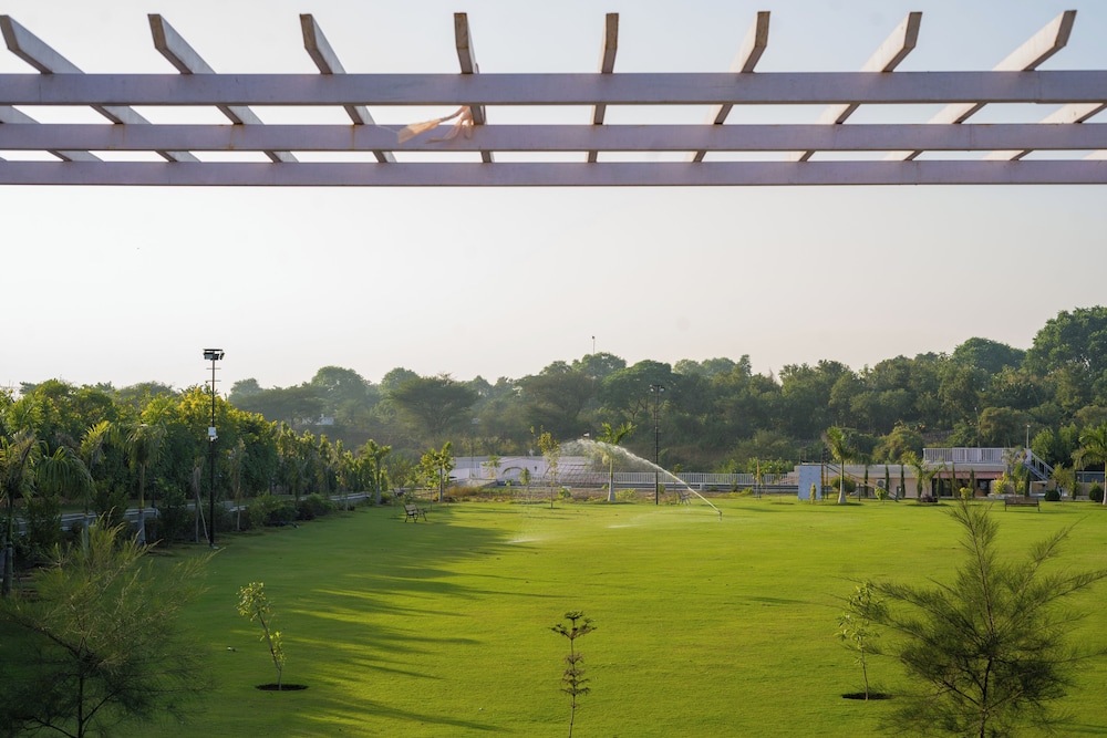 ELIVAAS 5 BHK With Pvt Pool - Zenora