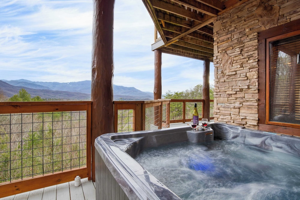 Pinnacle Chalet by Avantstay Luxury Cabin w/ Panoramic Views, Fireplace & Game Room