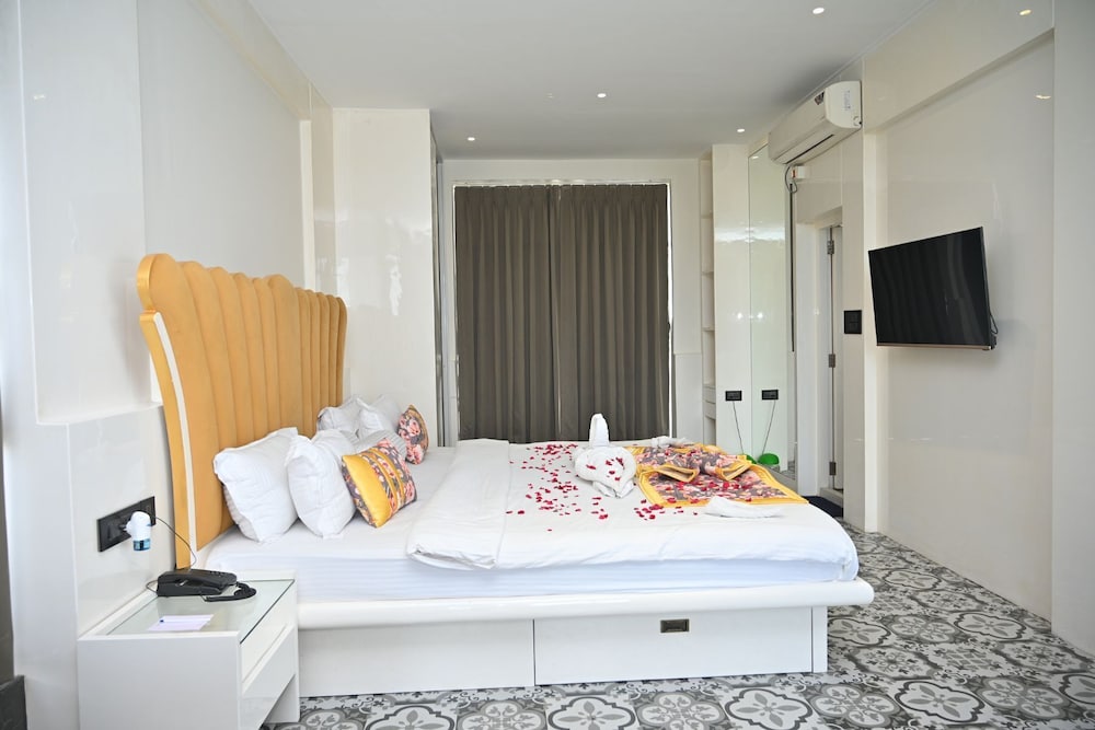 Urvi Banquets & Guest House
